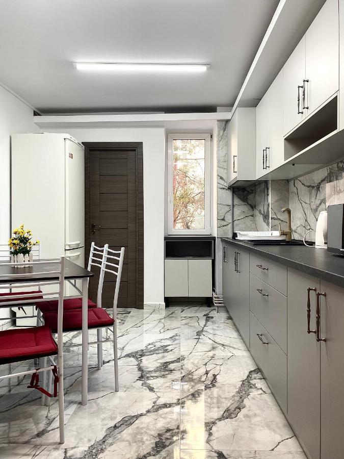 Large Apartment in Ultra-Central Location Braşov Esterno foto