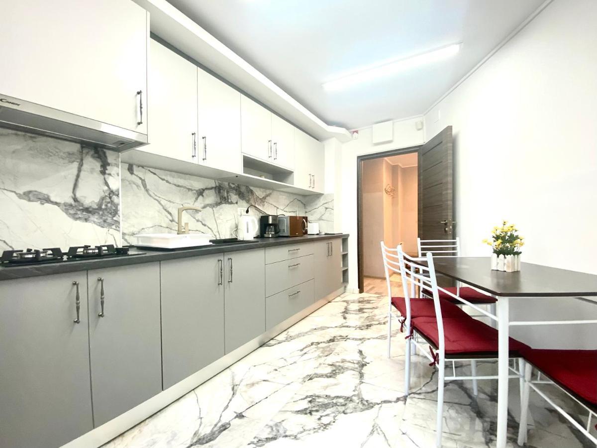 Large Apartment in Ultra-Central Location Braşov Esterno foto